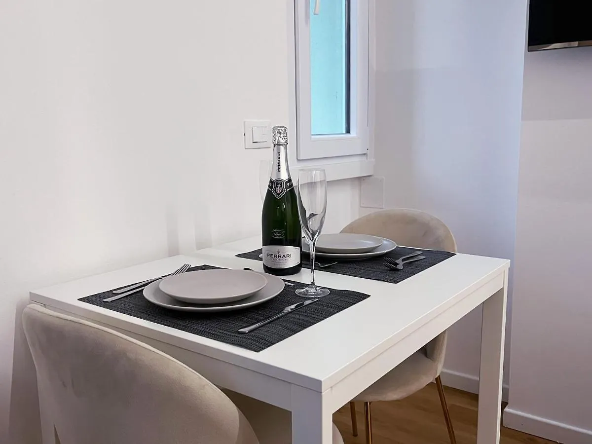 Appartamento Duomo 15 Minuti - Led House Milano 0*,  Italia